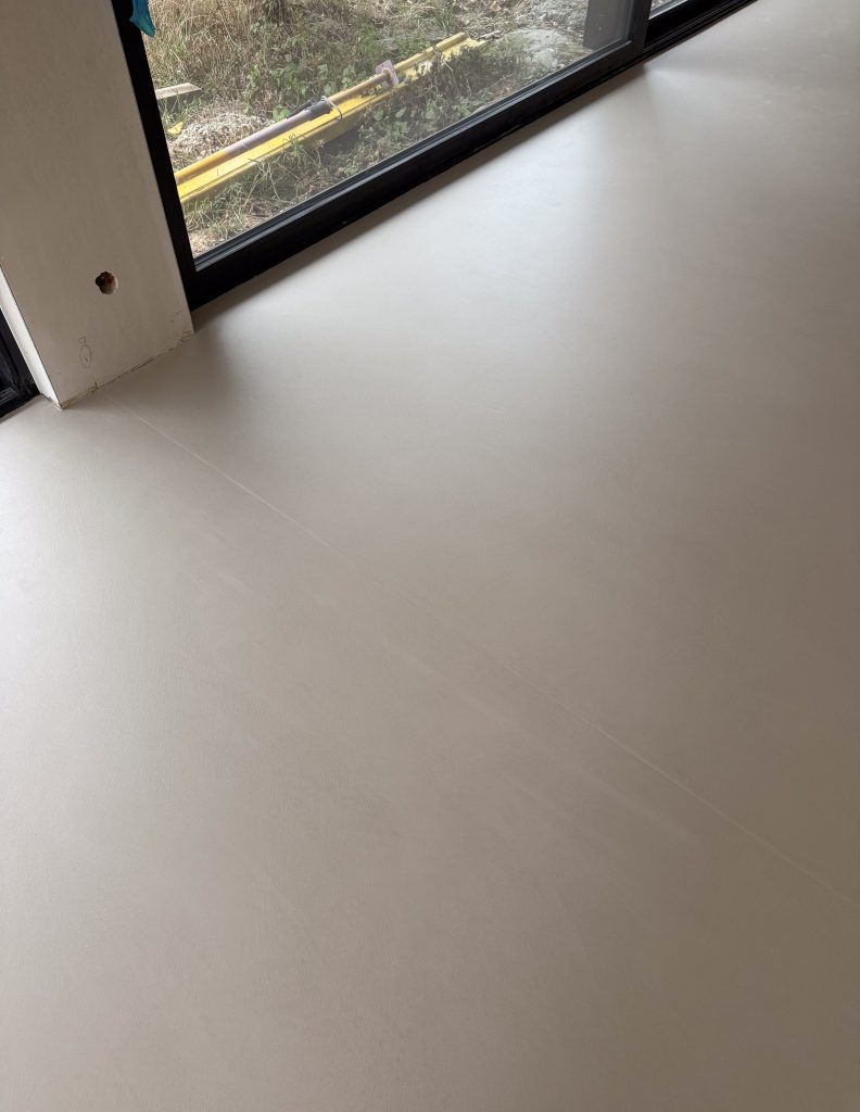 Dlaczego warto wybrać dobrą firmę do położenia mikrocementu?